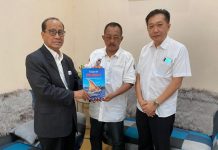 Ir.Armuji menerima Buku Sejarah Madura