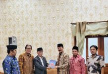 Jajaran Pengurus GPI di terima oleh Wabub Pamekasan Fattah Yasin, Menerima Buku Sejarah Madura